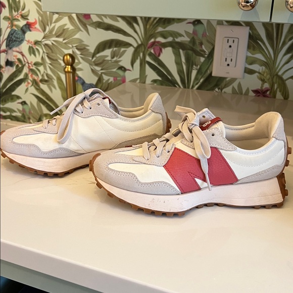 New balance women size 6 sneakers - Picture 3 of 6